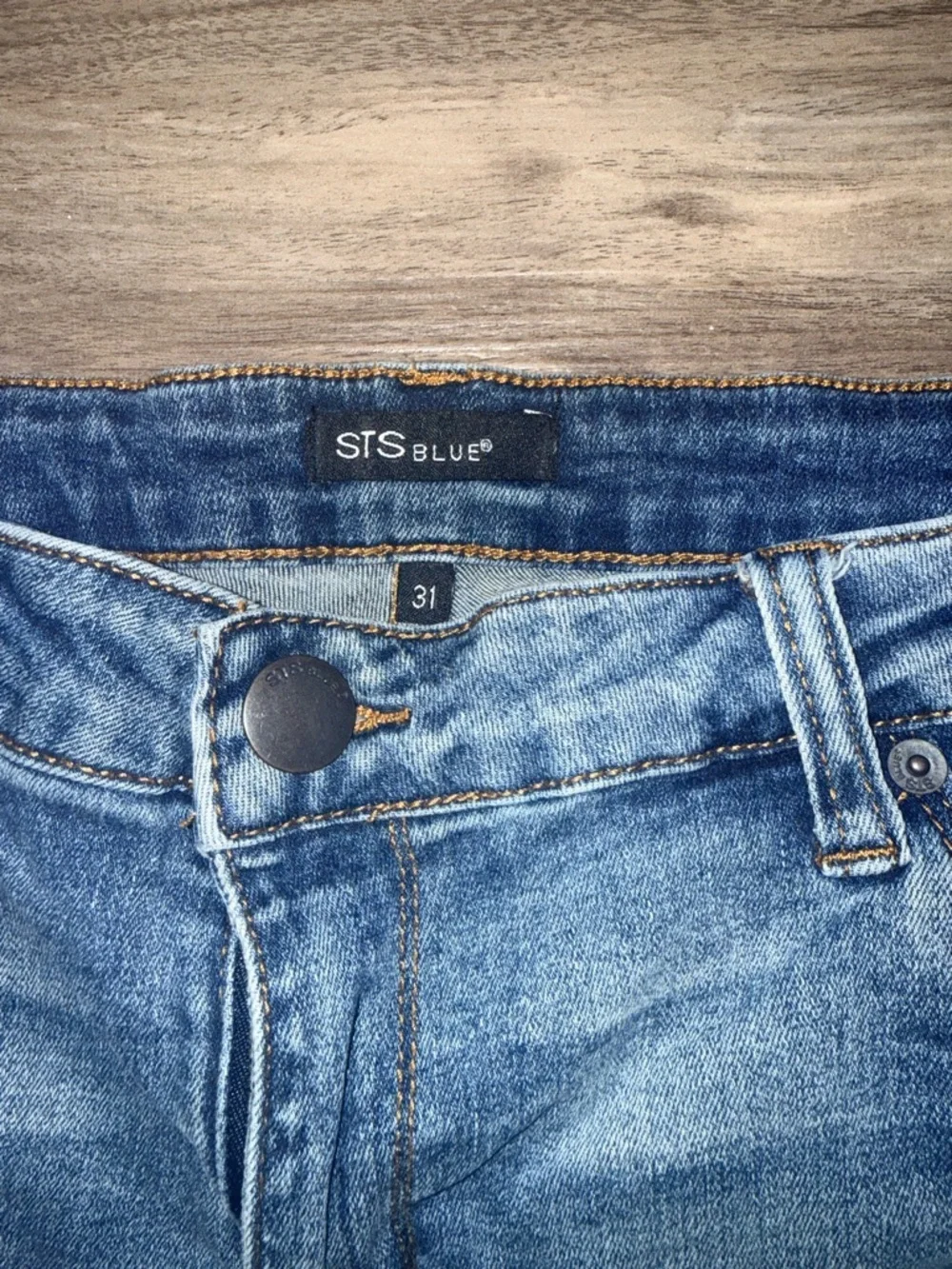 STS Blue distressed denim shorts in a light wash with trendy frayed hem.Size 31. - Picture 5 of 9